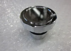BENZINDÆKSEL M/LOGO, HØJGLANS POLERET, ALUMINIUM