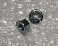 SVINGHJULS MØTRIK M10 X 1 MM.