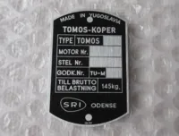 TYPESKILT, TOMOS KOPER